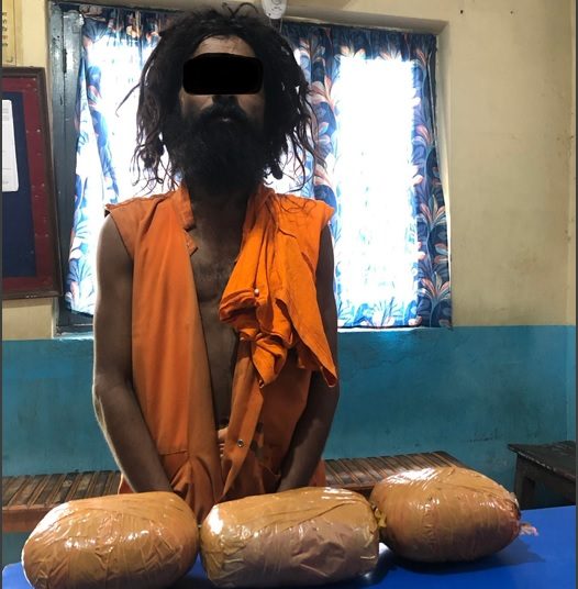 तीन किलो चरेससिहत भारतीय पक्राउ