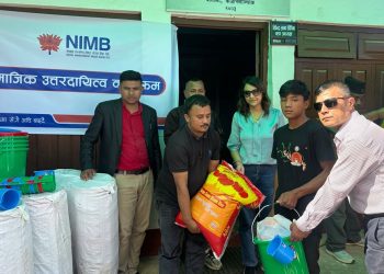 नेपाल इन्भेष्टमेण्ट मेगा बैंकद्वारा बाढीपहिरो पीडितहरूलाई राहत वितरण