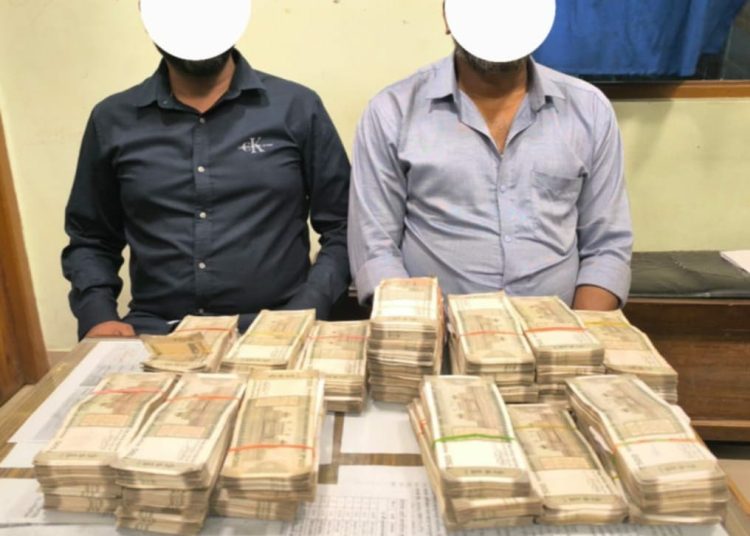 स्रोत नखुलको भारतीय नगद सहित दुई जना पक्राउ