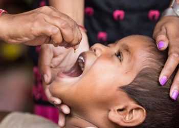 कात्तिकमा बालबालिकालाई भिटामिन ‘ए’ क्याप्सुल र जुकाको औषधी खुवाउँदै