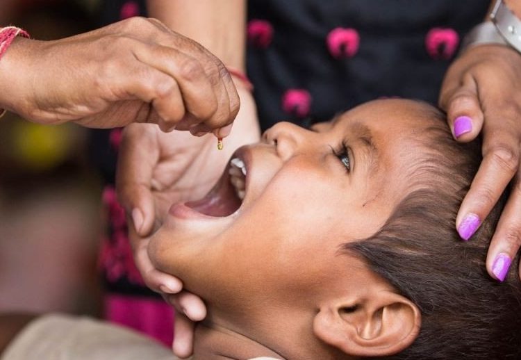 कात्तिकमा बालबालिकालाई भिटामिन ‘ए’ क्याप्सुल र जुकाको औषधी खुवाउँदै