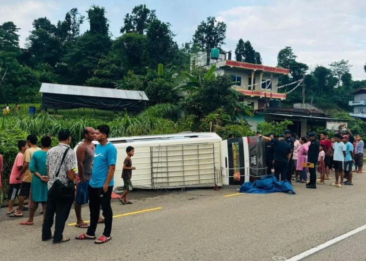 विद्युतीय गाडी दुर्घटना हुँदा चालकसहित तीन जना घाइते