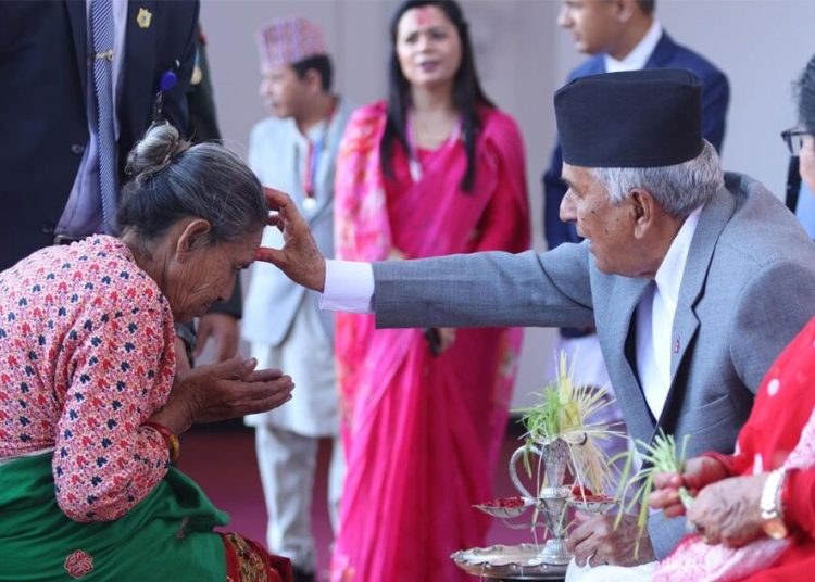 राष्ट्रपति पौडेलले सर्वसाधारणलाई टीका लगाइदिए