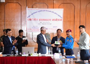 डिजिटल सवारी चालक अनुमती पत्रको नियमनको लागि ट्राफिक प्रहरीलाई स्मार्ट फोन हस्तान्तरण