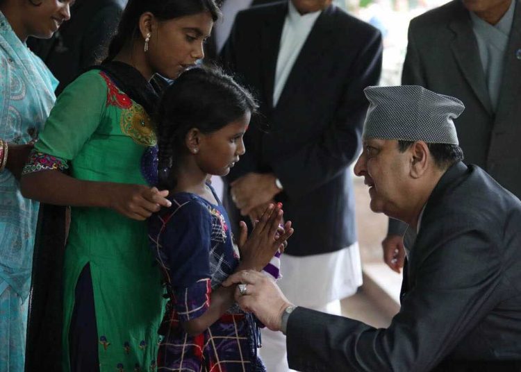 पूर्वराजा ज्ञानेन्द्र शाहले सर्वसाधारणलाई विजयादशमीको टीका लगाइदिने