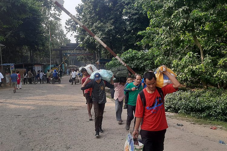 बडादशैँ नजिकिएसँगै छिमेकी मुलुक भारतबाट स्वदेश फर्किन थाले