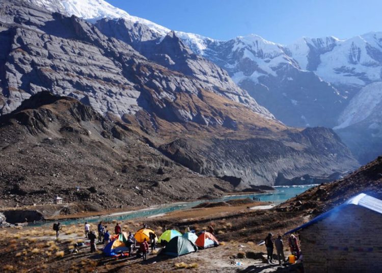 अन्नपूर्ण प्रथम हिमालको आधार शिविर क्षेत्रमा आन्तरिक पर्यटकको चहलपहल बढ्याे