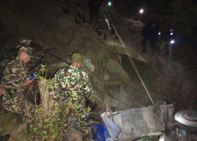 डडेल्धुरामा रात्रिबस दुर्घटनामा एकै परिवारका ४ जनाकाे मृत्यु