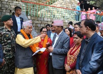 राष्ट्रपति पौडेल दक्षिणकाली पुगेर टीका प्रसाद ग्रहण