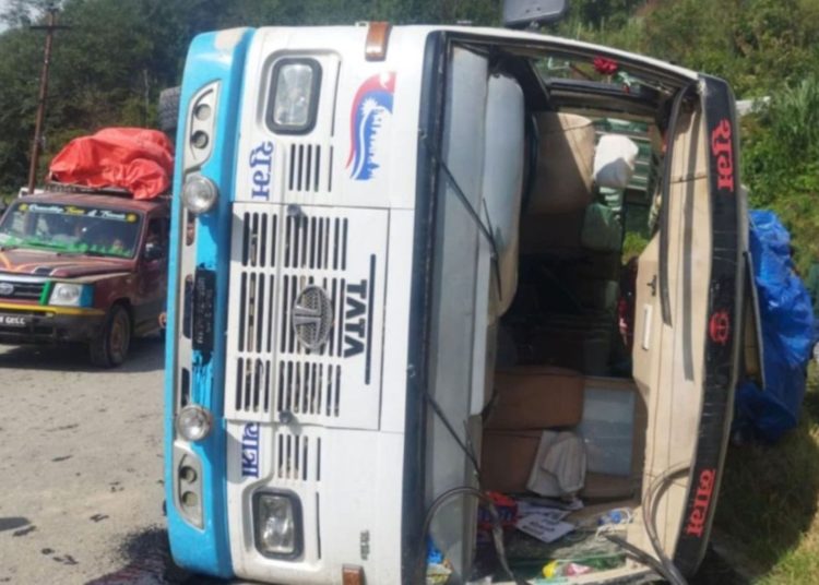 यात्रु बस दुर्घटना हुँदा १५ जना बढी यात्रु घाइते