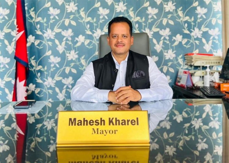 पाँचखालका मेयर महेश खरेलले आफनो सेवा सुविधा वापत आउने रकम बाढीपहिरो प्रभावितका लागि सहयोग गर्ने
