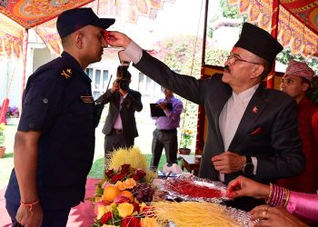 प्रहरी महानिरीक्षक कुँवरले टीका लगाइदिए