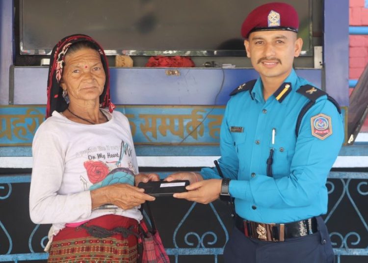 ६ थान मोबाइल फेला पारी सम्बन्धित धनीलाई फिर्ता