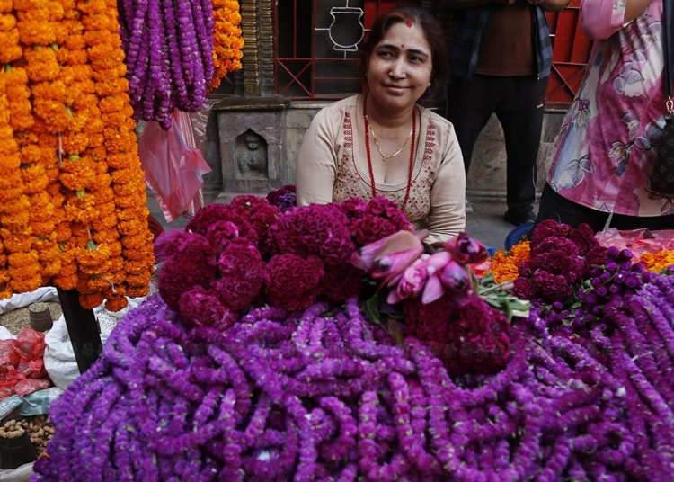 दाेश्राे ठूलाे महान् पर्व तिहार नजिकिदा चहलपहल बढ्याे