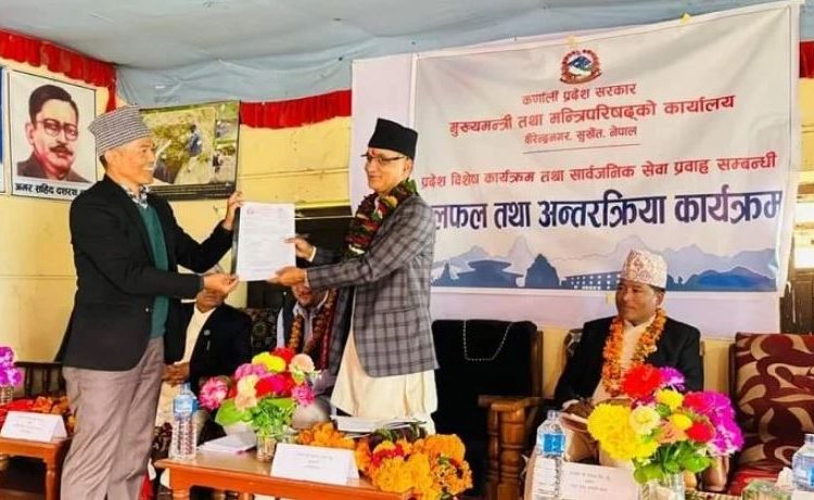 राजनीतिक दलहरुले कर्णालीका मुख्यमन्त्री कँडेललाई १० बुँदे ध्यानाकर्षण पत्र बुझाए