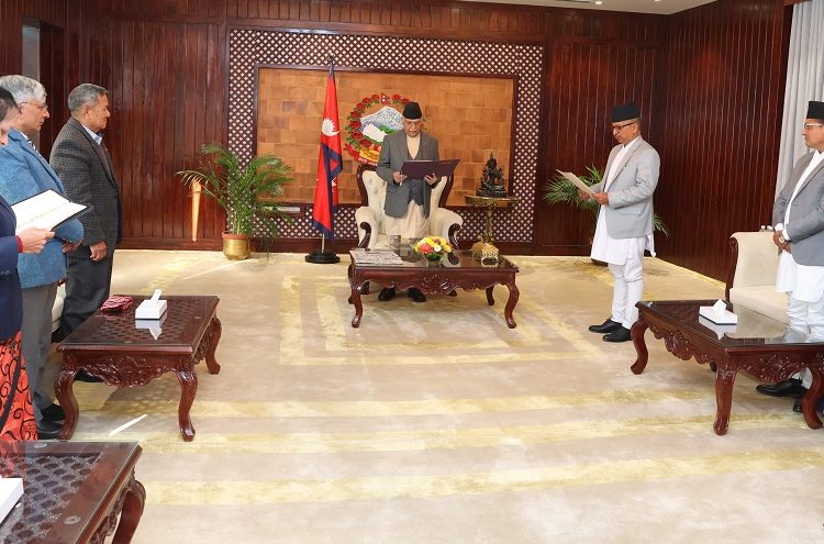 गोपनीयताको सपथ प्रधानमन्त्रीसमक्ष प्रमुख सूचना लिए सपथ
