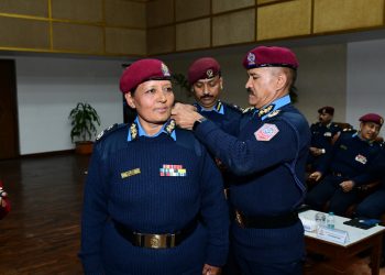 सात जना प्रहरी अधिकृतहरू दर्ज्यानी चिन्हद्वारा सुशोभित