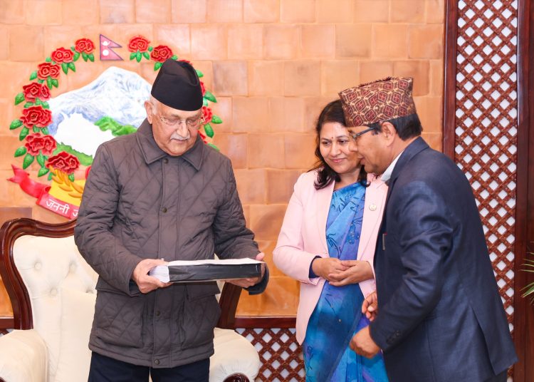 त्रिविको जग्गा तथा सम्पति खोजबिन आयोगले प्रमओली समक्ष प्रतिवेदन हस्तान्तरण