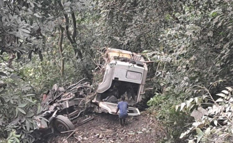 भारतीय नम्बरको ग्यास बुलेट धादिङमा दुर्घटना