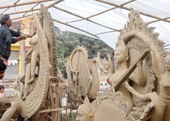 सरस्वती पूजाका लागि मूर्तिकारलाई मूर्ति बनाउन भ्याइनभ्याई