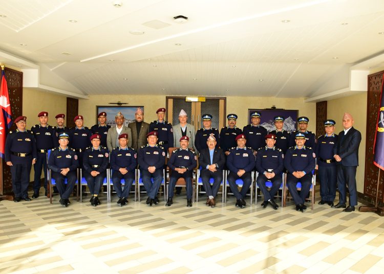 आठ जना प्रहरी अधिकृतहरू दर्ज्यानी चिन्हद्वारा सुशोभित