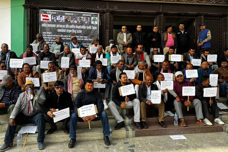 कांग्रेस सर्लाहीका सभापति सिंहलाई बर्खास्तको माग गर्दै धर्ना