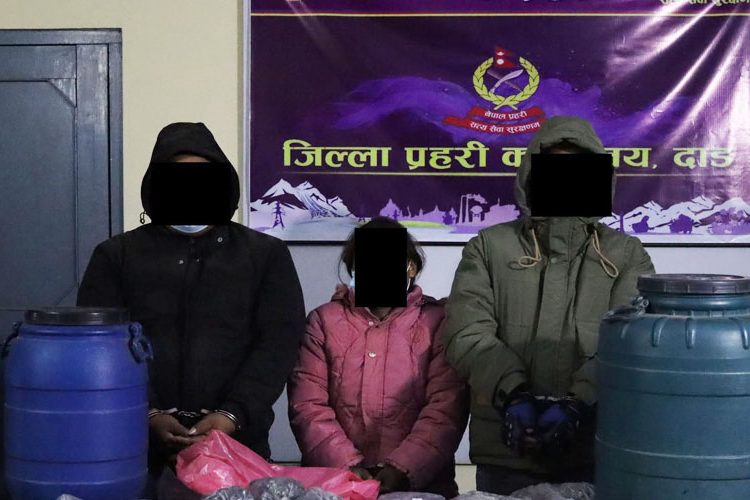 अवैध लागुऔषध चरेससहित तीन पक्राउ