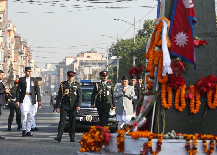 राष्ट्रपति पौडेलद्वारा पृथ्वीनारायण शाहको सालिकमा माल्यार्पण