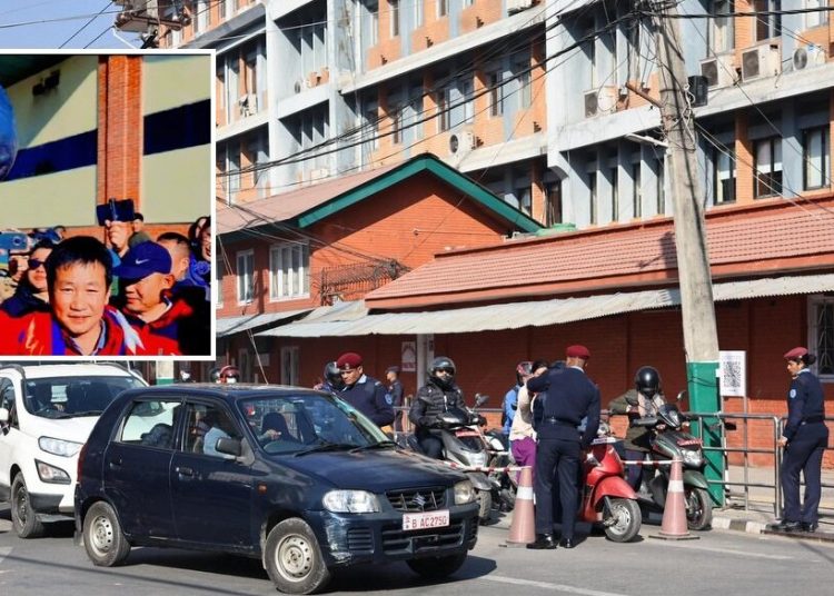 मेयर हर्क साम्पाङ प्रधानमन्त्री ओलीलाई भेट्ने भन्दै खाली गाग्री बोकेर आएपछि सुरक्षा व्यवस्था कडा