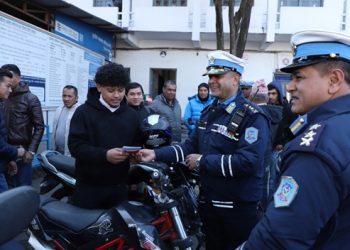 हराएका ३३ ओटा दुई पाङग्रे सवारी साधन ट्राफिक प्रहरीद्वारा खोजतलास गरी धनीलाई हस्तान्तरण