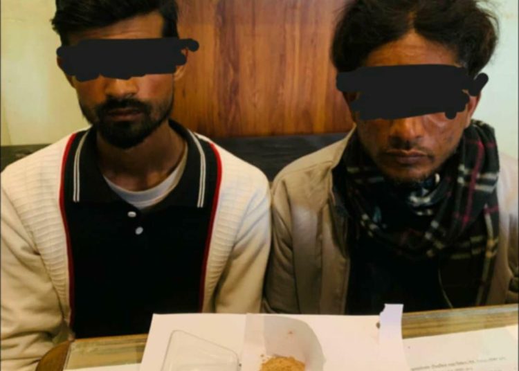 ब्राउन सुगरसहित पक्राउ