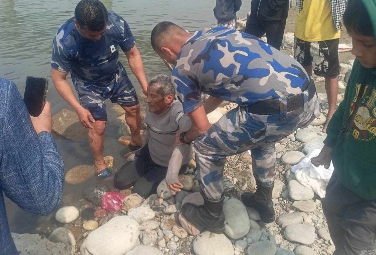 नदीको पुलबाट हामफालेका व्यक्तिको  सकुशल उद्धार