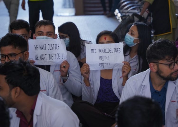 आन्दोलनरत आवासीय चिकित्सकका माग सम्बोधन गर्न सरकार सकारात्मक
