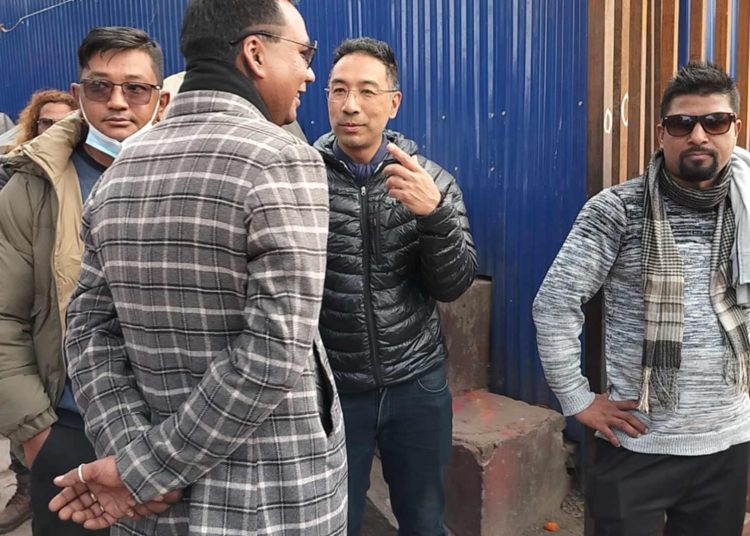 गायक कुमा सागरलाई गिज्याएको आरोपमा उजुरी