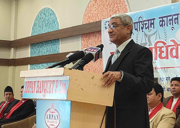 अहिलेको संविधानले लोकतन्त्रलाई सुनिश्चित गरेकाे छ : गृहमन्त्री