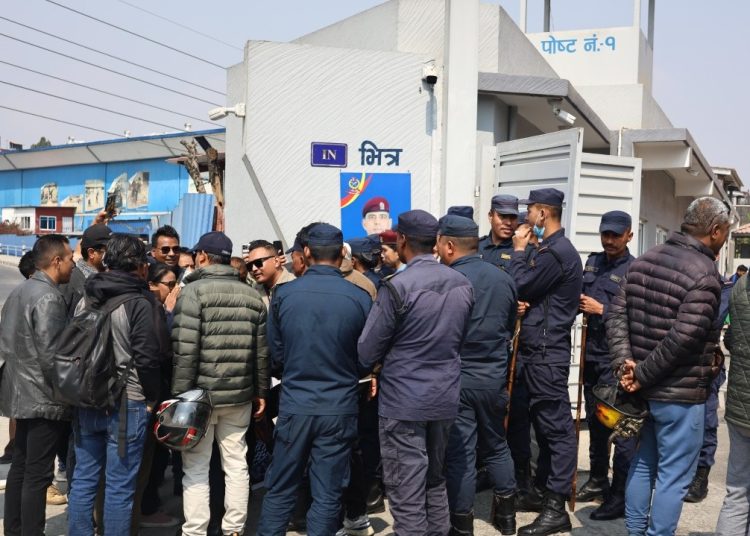 गायक कुमा सागरलाई गिज्याउनेमाथि कारवाही नगरेकाे भन्दै  प्रदर्शन