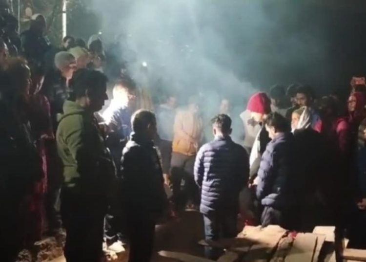 प्रकृति लम्साललाई हजुरबुवा देवनाथले दागबत्ती दिए