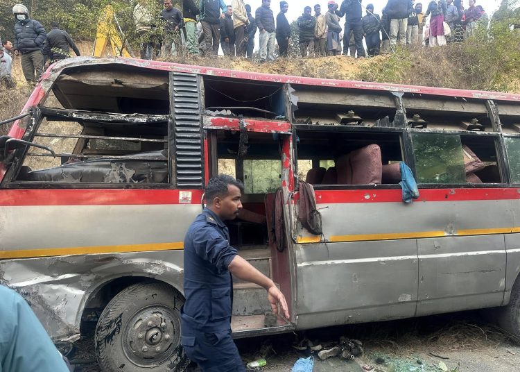 स्कुल बस दुर्घटना हुँदा तीन जनाको मृत्यु