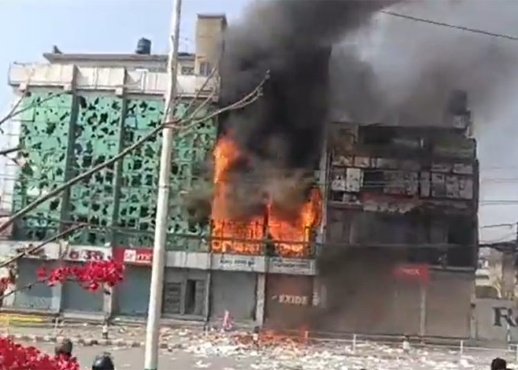 राजावादीले तीनकुने क्षेत्रमा व्यक्तिका निजी सम्पत्तिमा तोडफोड