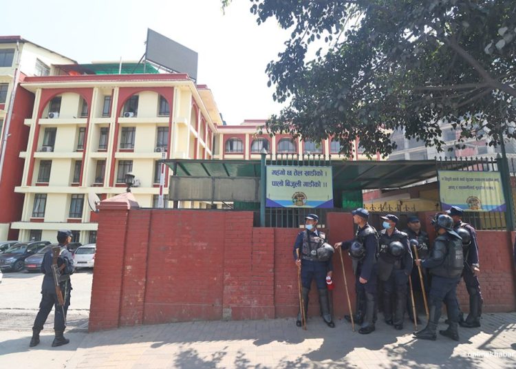 विद्युत् प्राधिकरणको कार्यालयमा सुरक्षाकर्मीको तैनाथी