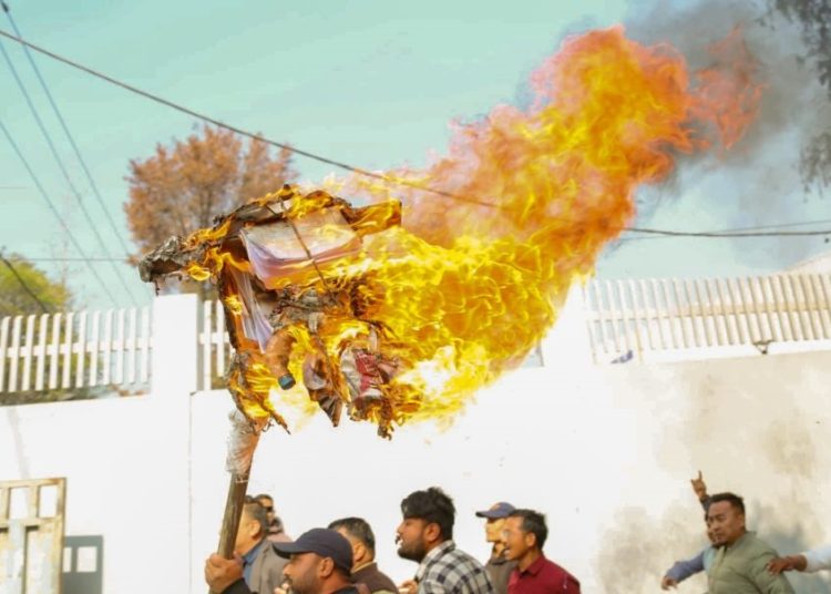 ऊर्जामन्त्री दीपक खड्काको पुत्ला दहन