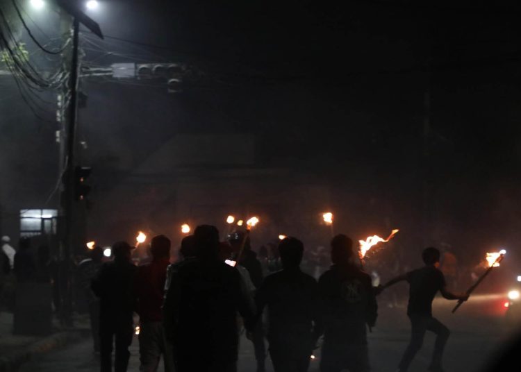 कार्यकर्ता पक्राउ परेको विरोधमा मसाल जुलुस निकाले