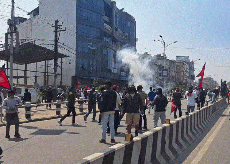 राजवादीहरुले गरेको प्रदर्शनमा अश्रुग्याँस प्रहार