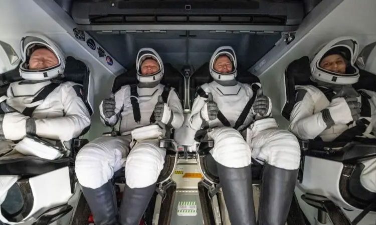 अन्तरिक्ष यात्री पृथ्वीमा फर्किए