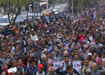 शिक्षकहरुले दिउँसै टर्च बालेर सरकारको सांकेतिक विरोध