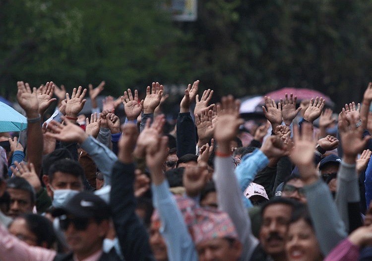 आन्दोलनरत शिक्षकहरूले धर्ना दिए