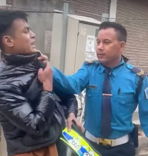 ट्राफिकले कुटेको अर्को भिडियो भाइरल