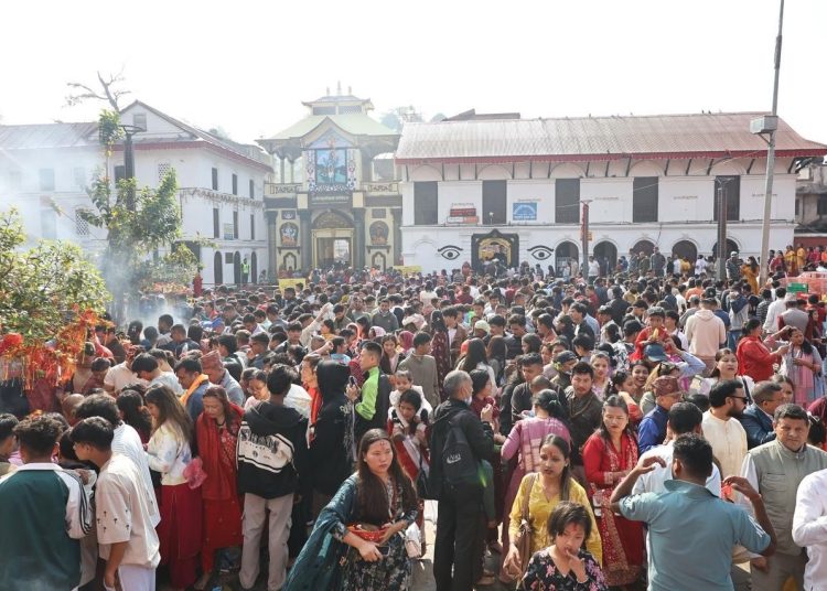 पशुपतिनाथ मन्दिरमा दर्शन गर्नेको घुइँचो