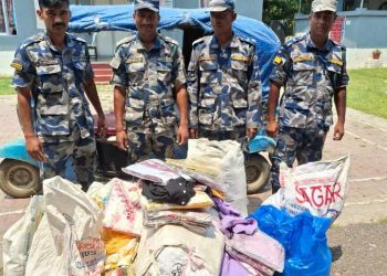 ६ लाखको अवैध कपडा सहित अटो बरामद 