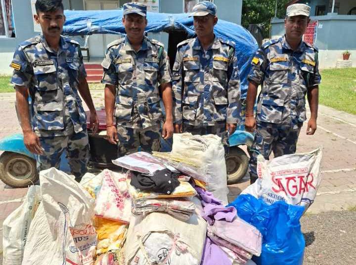 ६ लाखको अवैध कपडा सहित अटो बरामद 